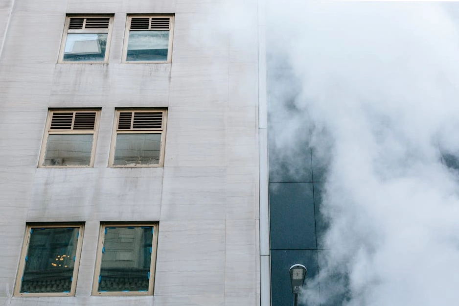 Nowoczesny, przeszklony budynek biurowy symbolizujący przejrzystość i profesjonalizm.